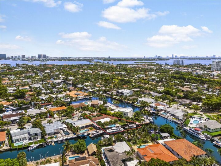 Property Photo: 12910 Auralia Rd FL 33181