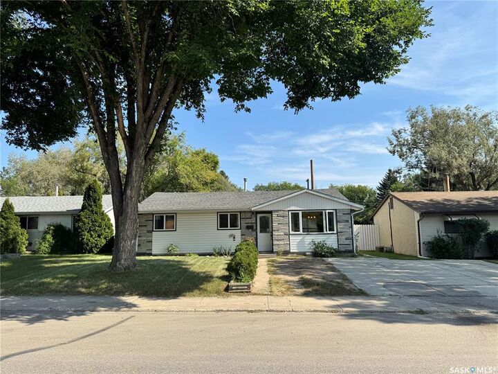 Property Photo: 414 Witney Avenue N SK S7L 3M7