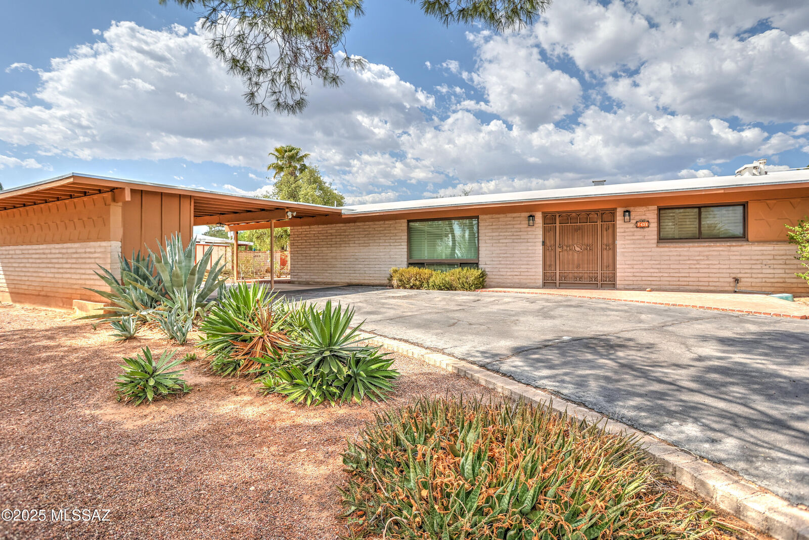 Property Photo: 7431 E Sabino Vista Drive AZ 85750