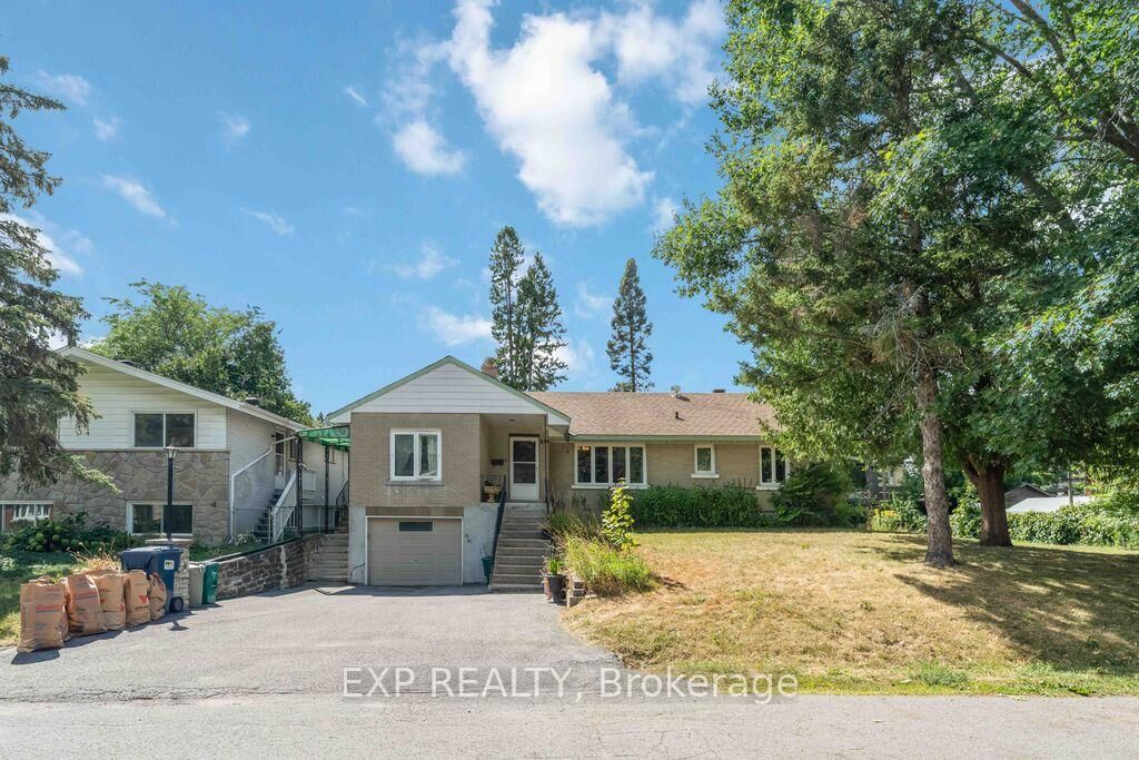 Property Photo: 878 Ivanhoe Avenue ON K2B 5S5