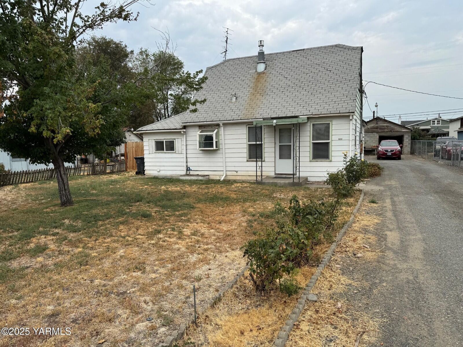 Property Photo:  1812 S 18th St  WA 98903 