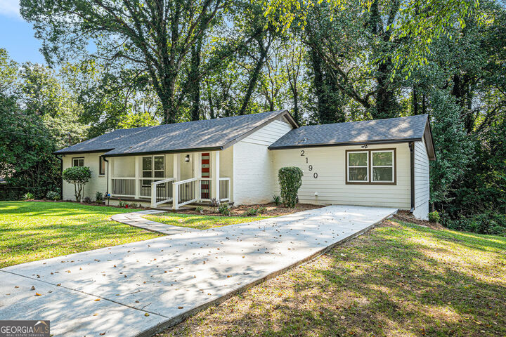 Property Photo: 2190 SW Highview Road SW GA 30311