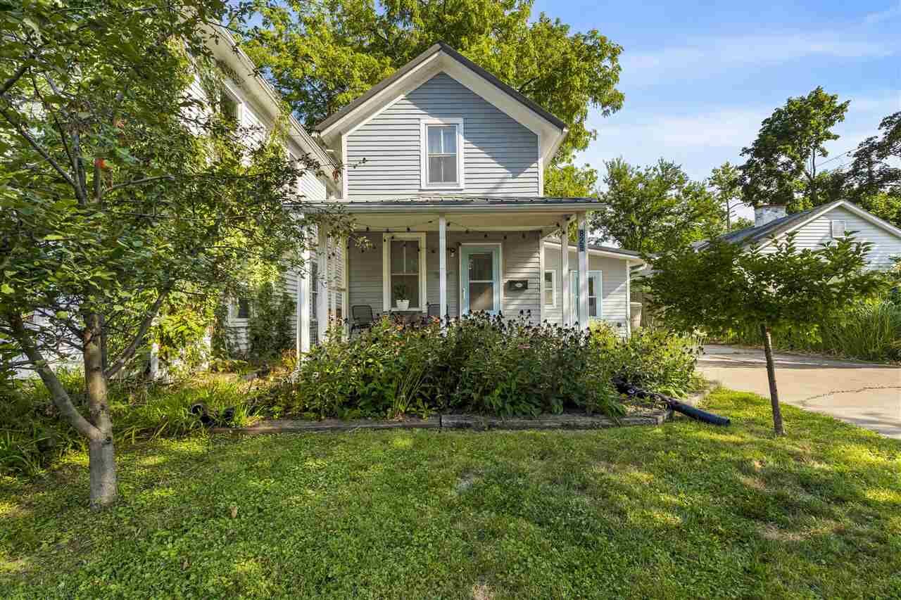 Property Photo: 828 E Market St IA 52245