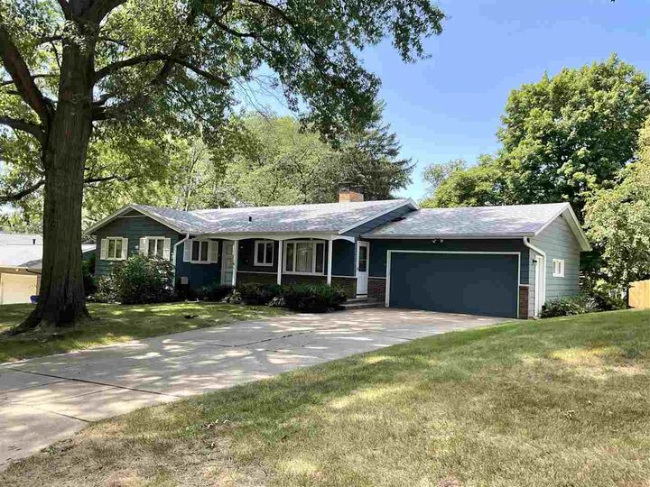 415 Ridgeview Ave   IA 52246 photo