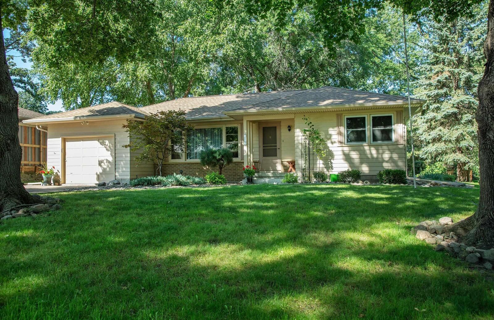 Property Photo:  456 Loma Street  IA 50701 