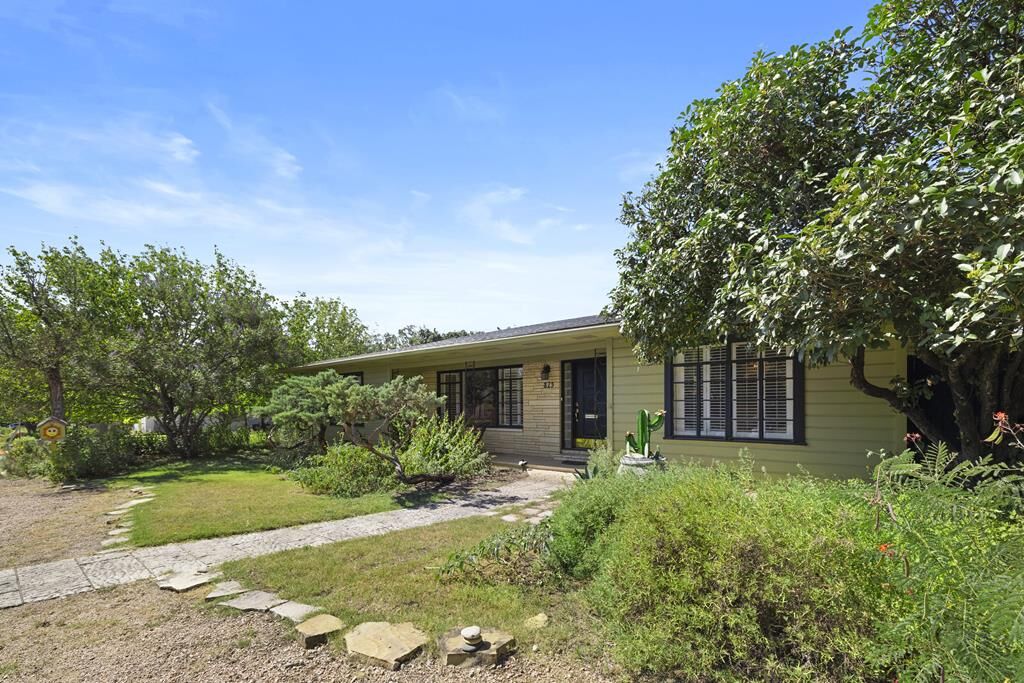Property Photo: 825 Myrta St TX 78028