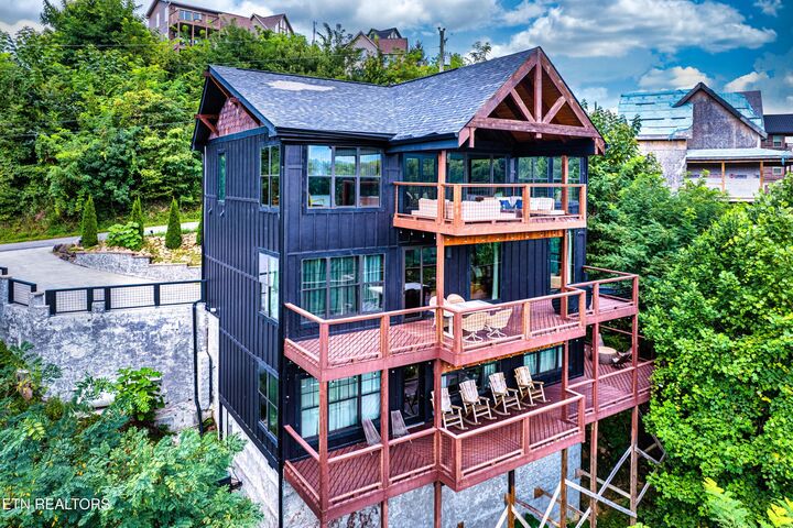 Property Photo: 887 Sourwood Drive TN 37738
