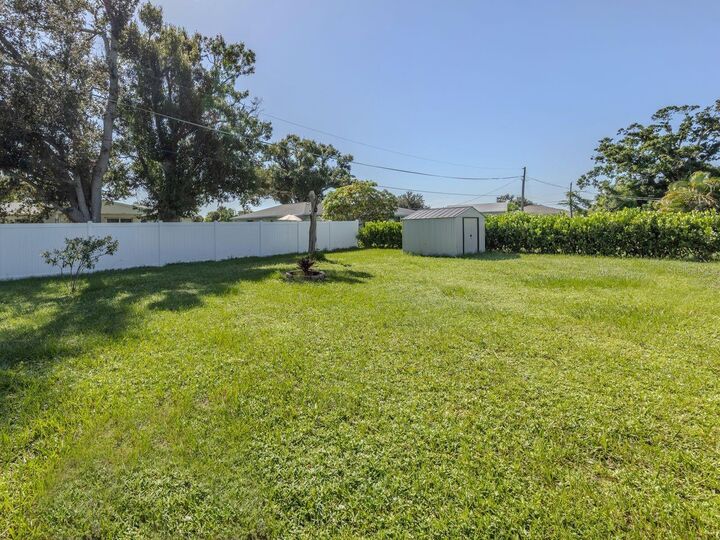 Property Photo: 422 Pineview Drive FL 34293