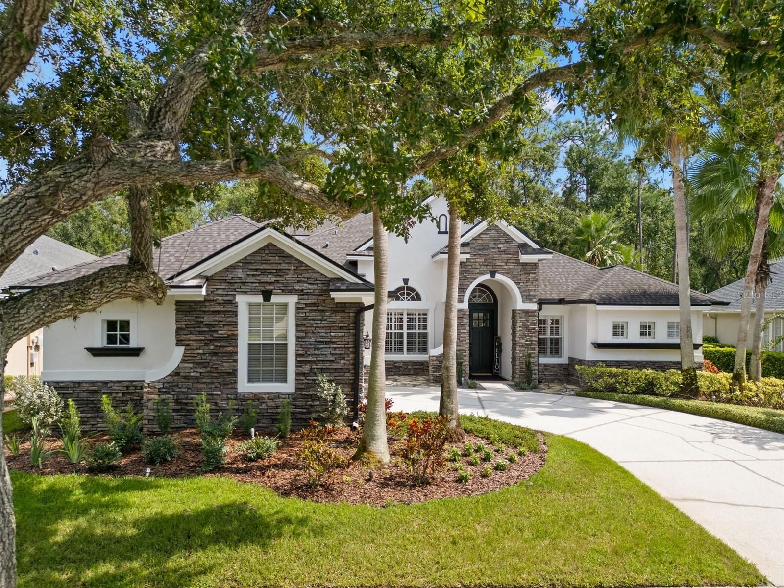 Property Photo: 11918 Mandevilla Court FL 33626