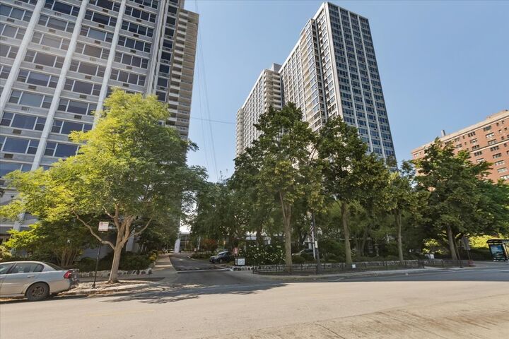Property Photo: 4250 N Marine Drive 801 IL 60613