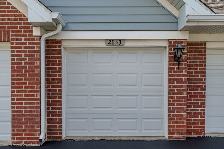 Property Photo: 2933 Heatherwood Drive IL 60194