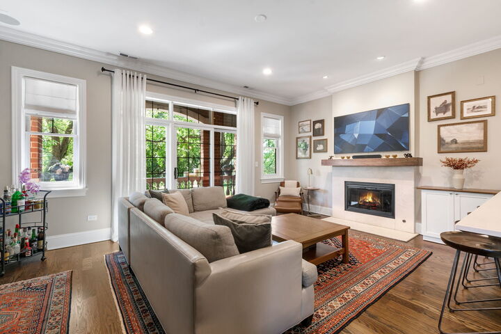 Property Photo: 1532 W Wrightwood Avenue 2 IL 60614