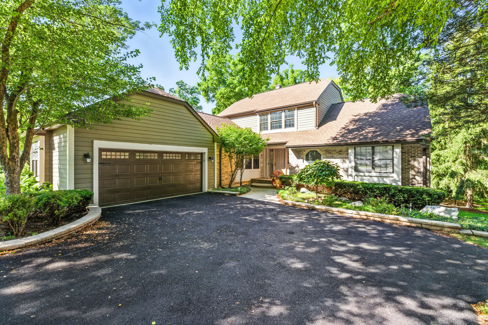 Property Photo:  613 White Oak Lane  IL 60103 