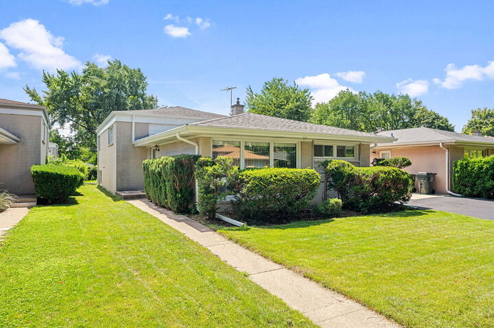 Property Photo:  25 Wilmette Avenue  IL 60025 
