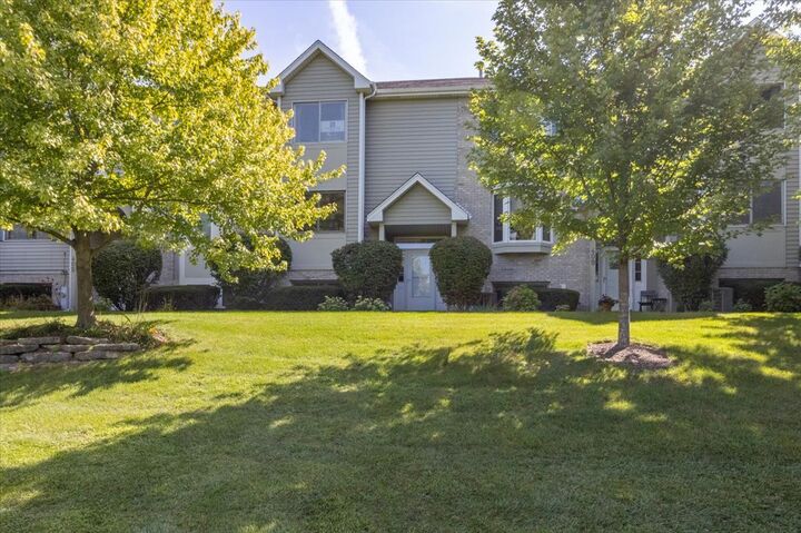 Property Photo: 407 E Willow Street 407 IL 60119