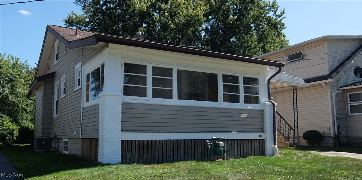 Property Photo: 1523 Edgehill Avenue SE OH 44484
