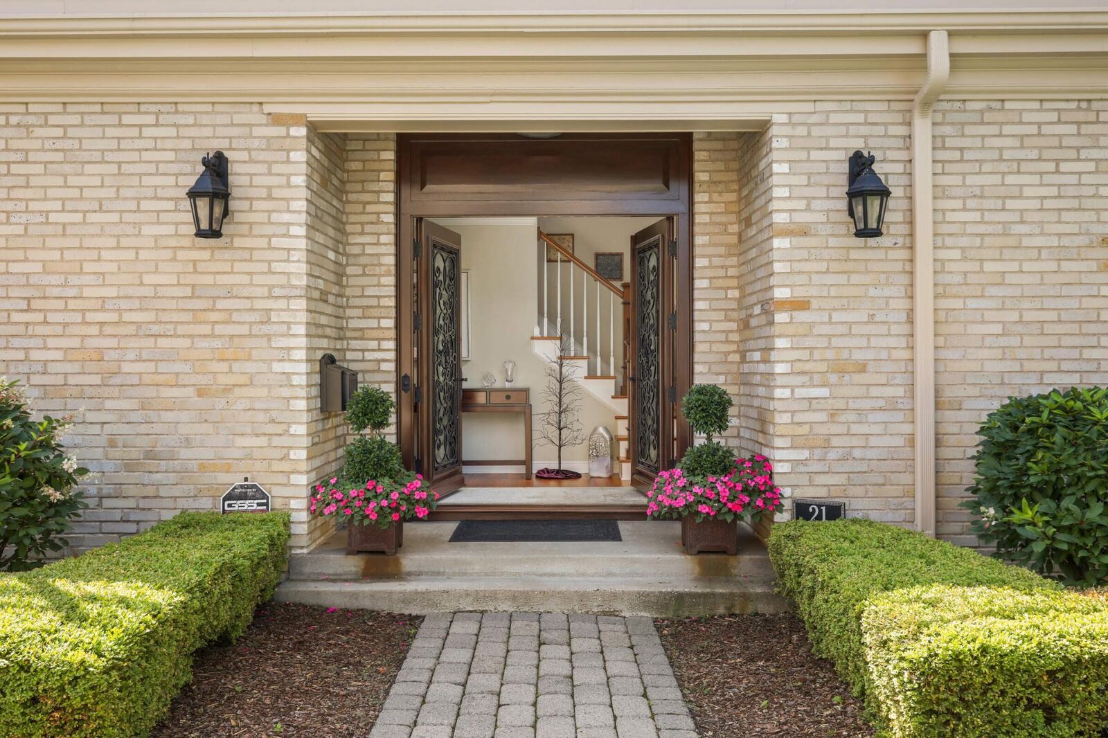 Property Photo:  21 Avon Street S 21  MN 55105 