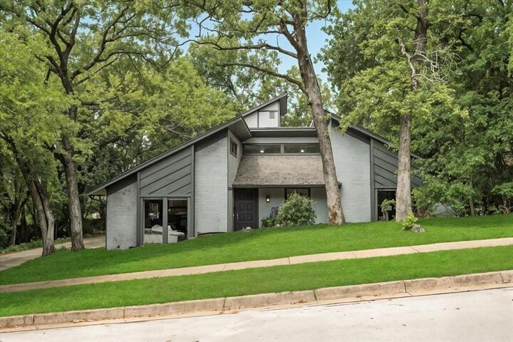 Property Photo:  2203 Park Hill Drive  TX 76012 