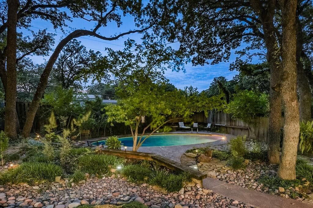 Property Photo: 1104 Sherwood Drive TX 76013