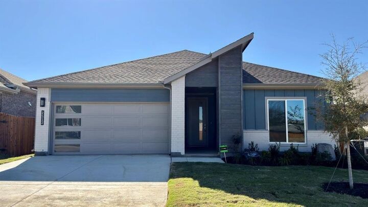 Property Photo: 2512 Goldfinch Drive TX 76205