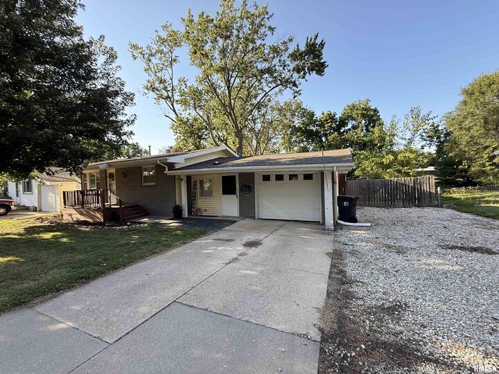 Property Photo: 1035 E Myrtle Street IL 61520