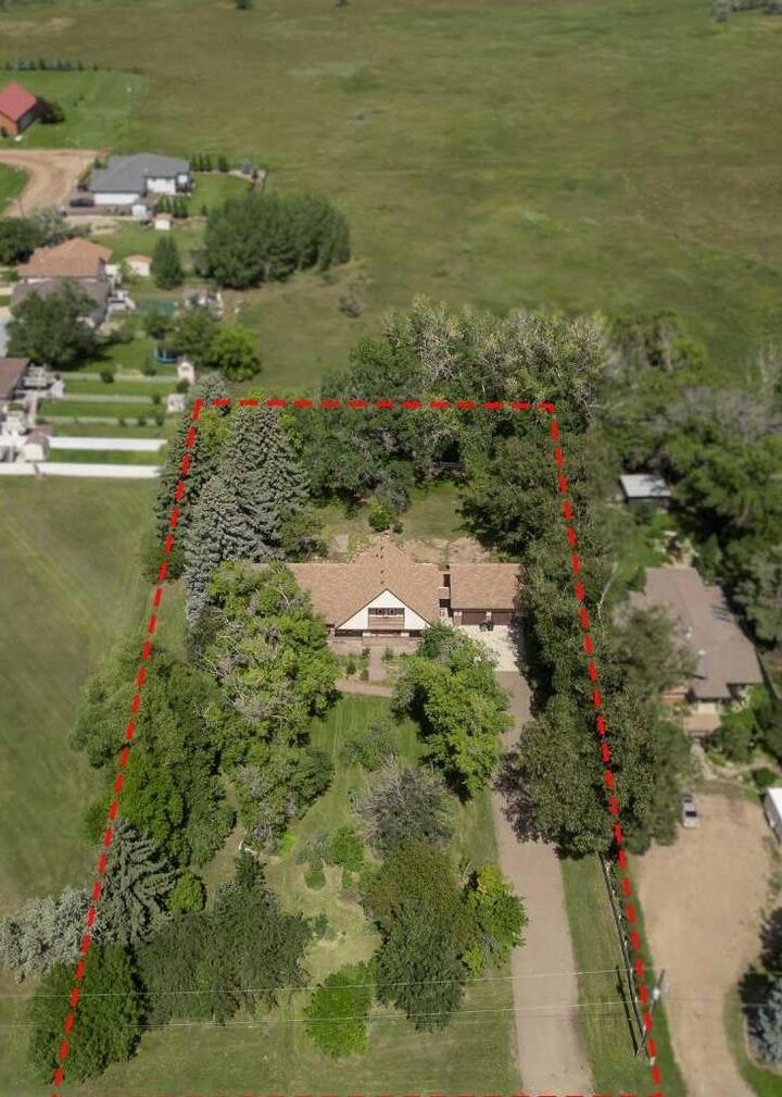 Property Photo:  1024 Cassils Road W  AB T1R 0E2 