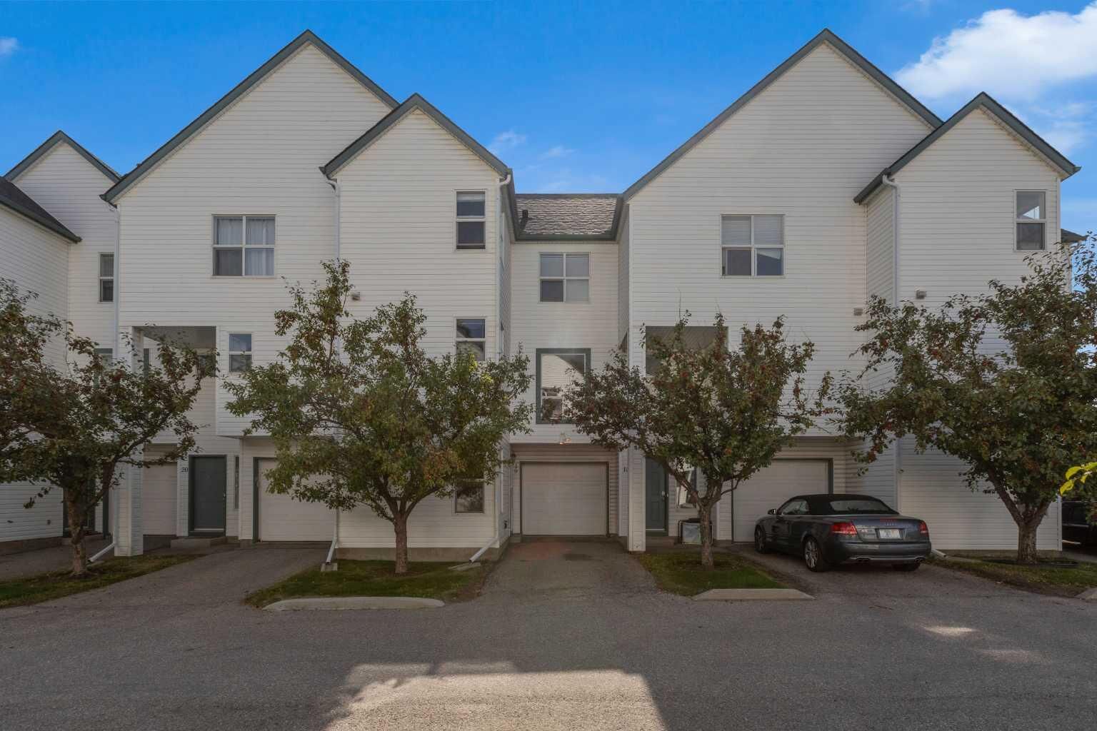 Property Photo: 200 Hidden Hills Terrace NW 19 AB T3A 6E8