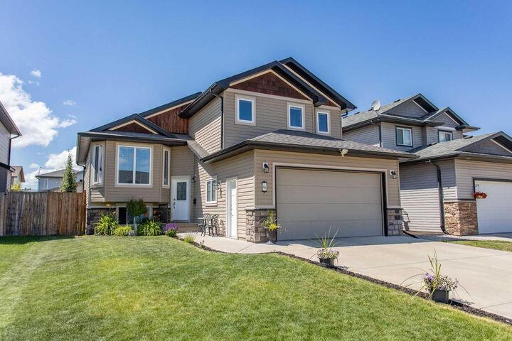 66 Woodbine Avenue  Blackfalds AB T4M 0J4 photo