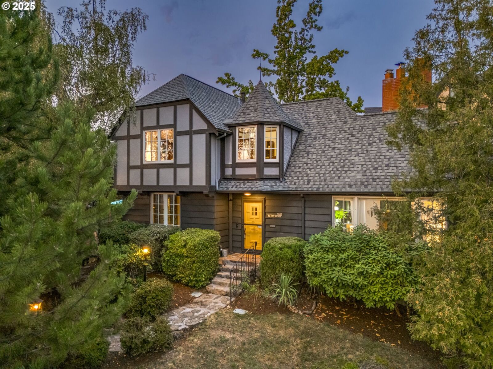 Property Photo:  3000 NE 41st Ave  OR 97212 