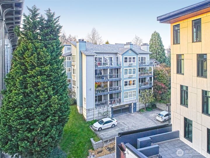 Property Photo: 909 N 35th Street 402 WA 98103