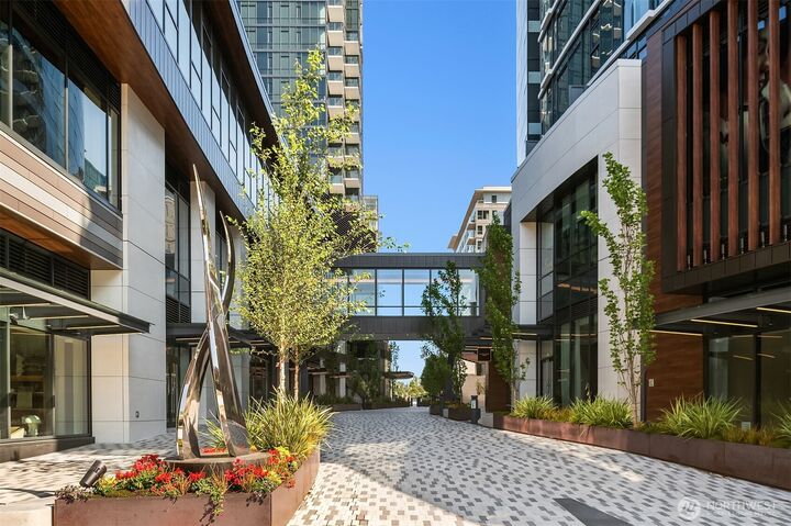 Property Photo: 889 Avenue Square NE 806 WA 98004