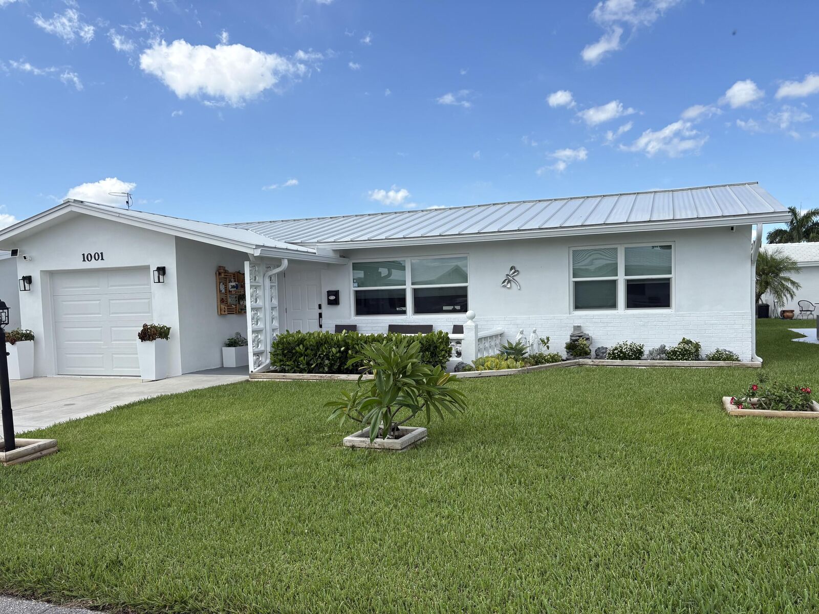 Property Photo: 1001 SW 6th Avenue FL 33426