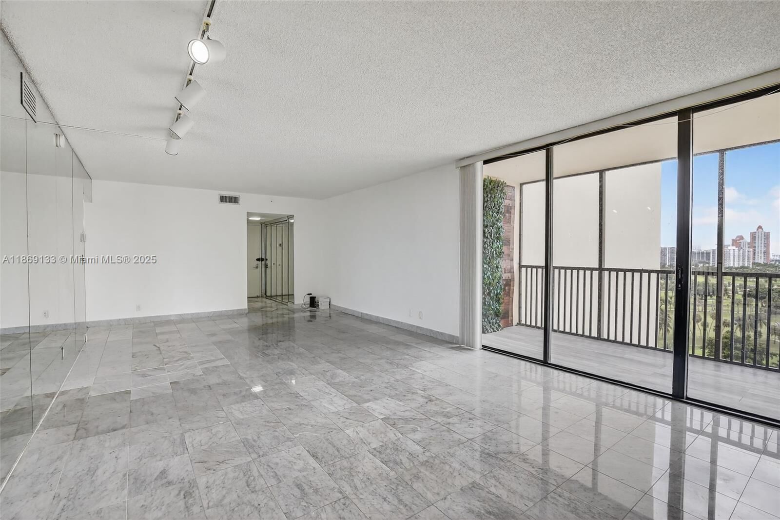 Property Photo:  20379 W Country Club Dr 1639  FL 33180 