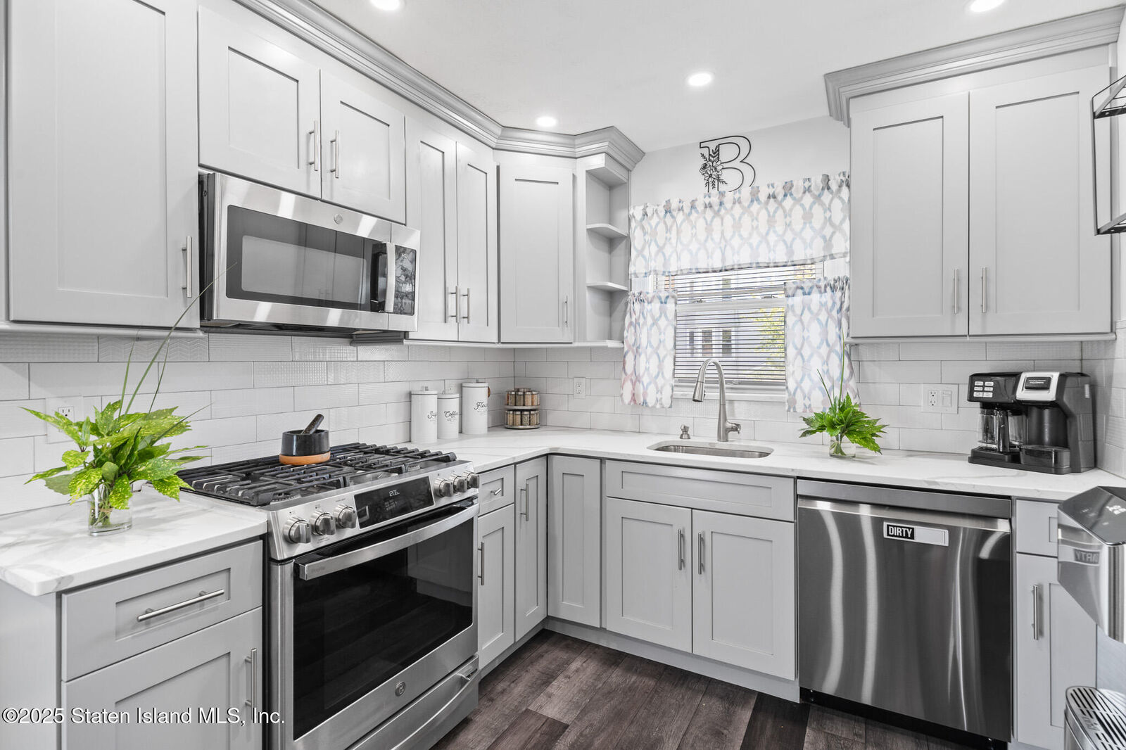 Property Photo: 245 Fillmore Street NY 10301