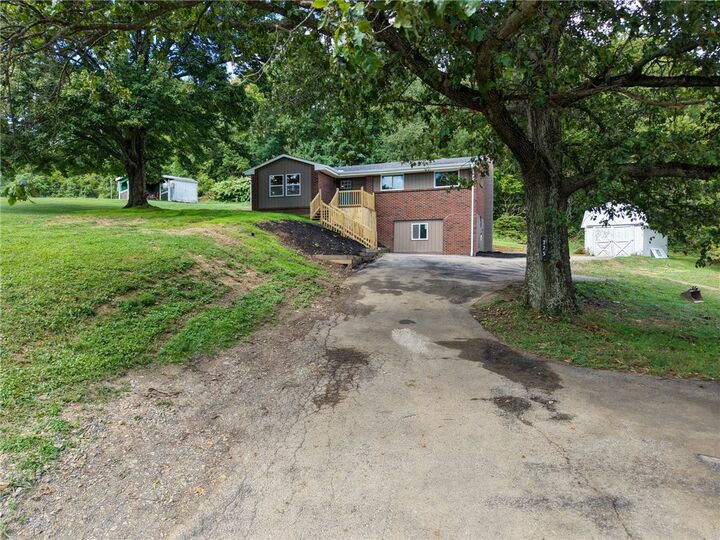 Property Photo: 275 Twin Lakes Rd PA 15650