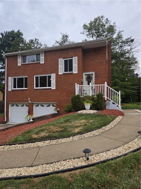 Property Photo: 111 Yosemite Dr PA 15235