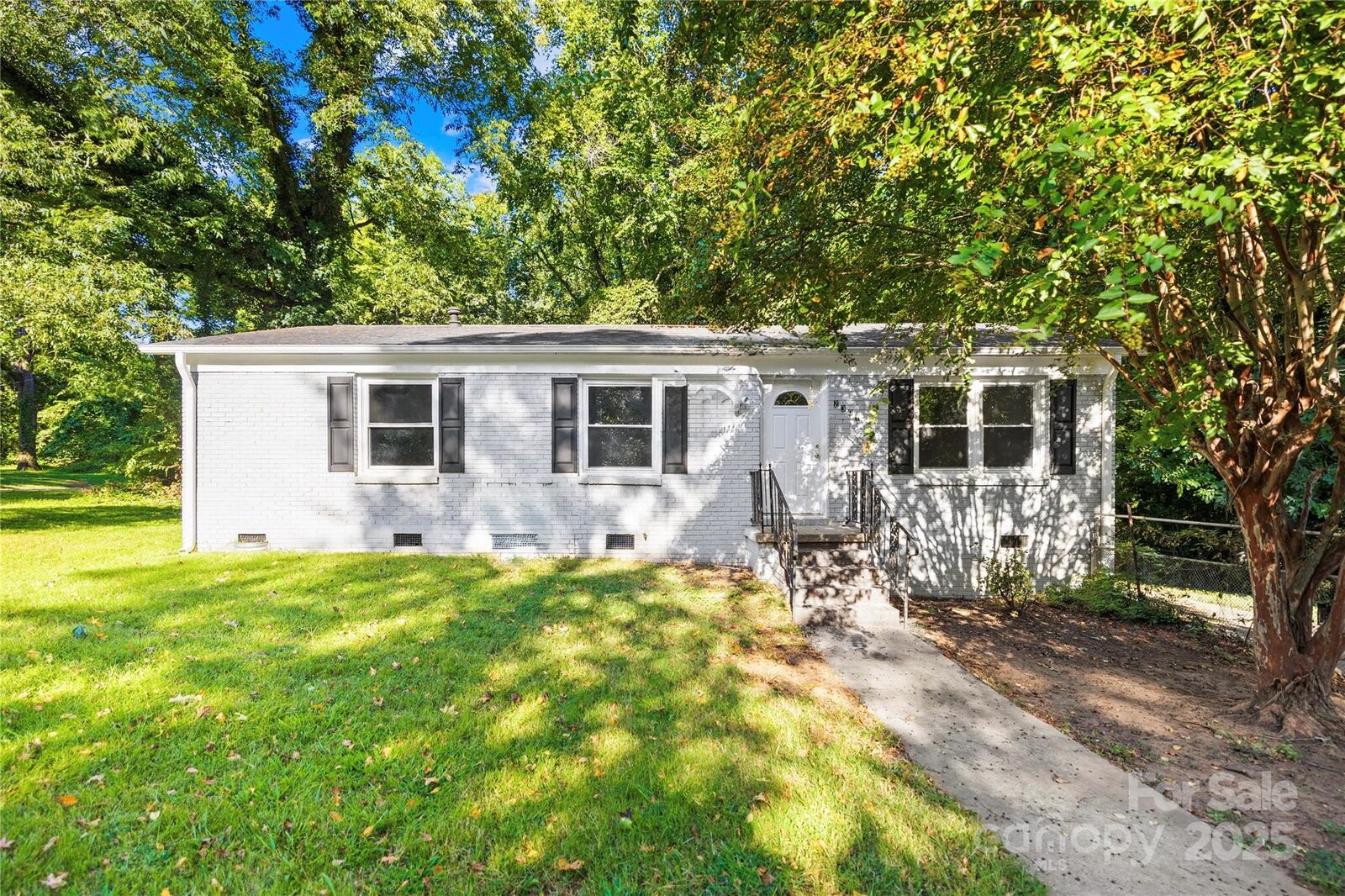 Property Photo:  2301 Kennesaw Drive  NC 28216