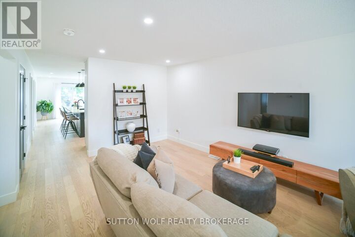 Property Photo:  52 Metcalfe Street East  ON N7G 1P1 