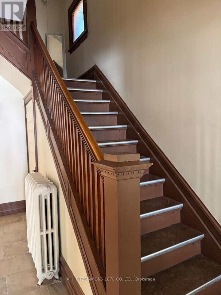 Property Photo:  88 Fifth Avenue  ON K1S 2M7 