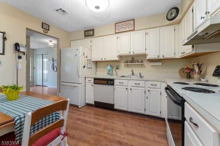 Property Photo: 1 Gerald Ct NJ 08833