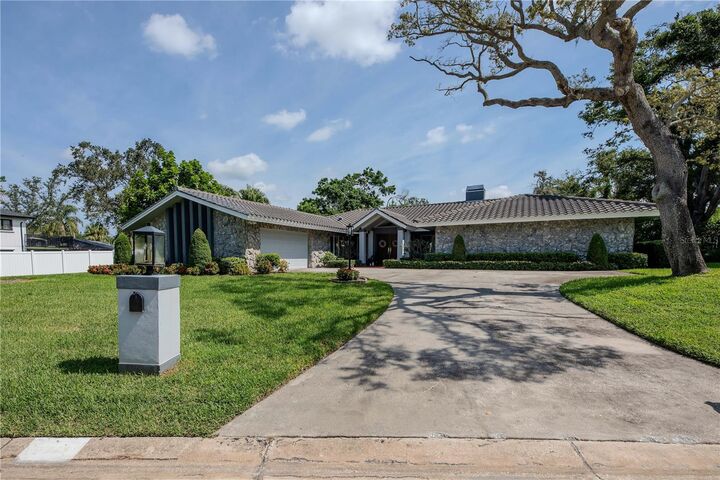 Property Photo:  2343 Kings Point Drive  FL 33774 