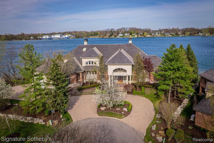 Property Photo: 82 Chateaux Du Lac MI 48430 9140