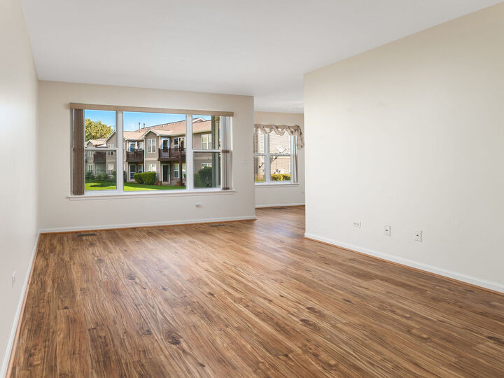 Property Photo: 1000 Radclyffe Court B IL 60120