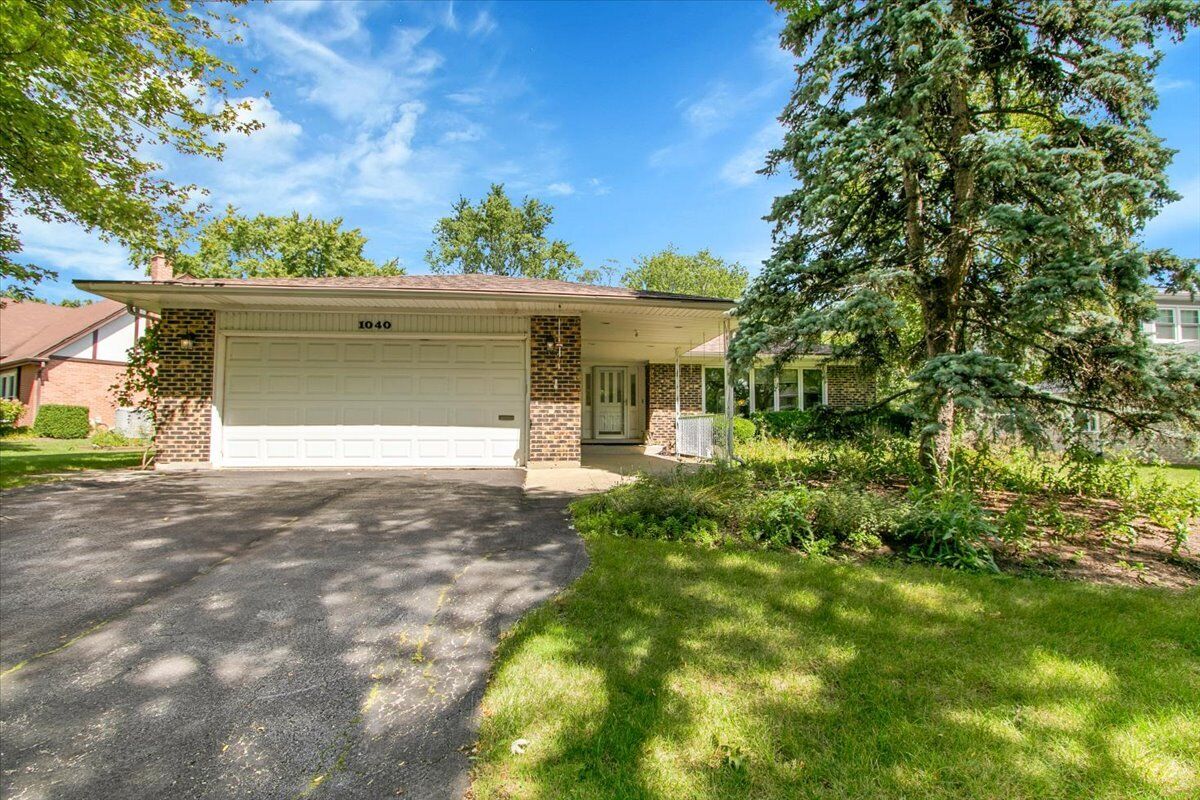 Property Photo:  1040 E Grissom Drive  IL 60074 