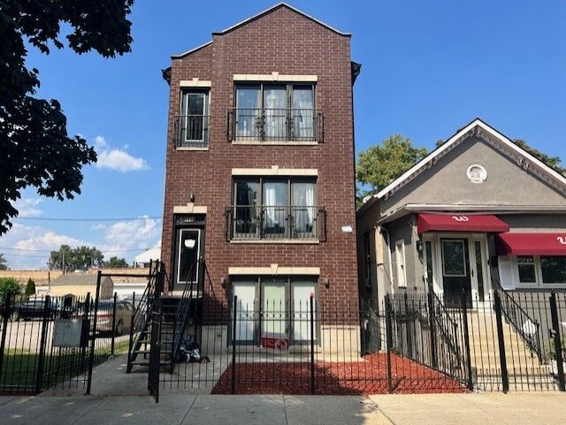 Property Photo:  4114 W Maypole Avenue 1  IL 60624 