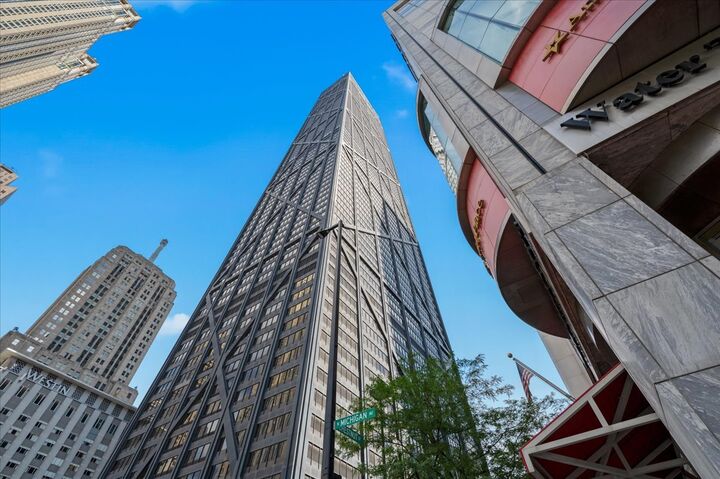Property Photo: 175 E Delaware Place 7910 IL 60611
