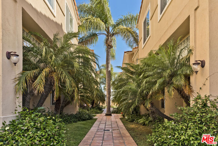 Property Photo:  1630 E Palm Avenue 5  CA 90245 
