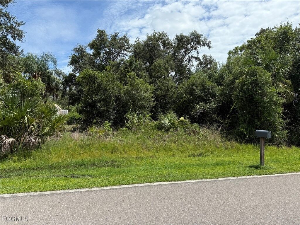 Property Photo: 408 Macarthur Drive FL 33954