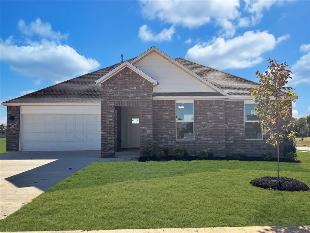 Property Photo:  400 W Taverner Xing  AR 72730 