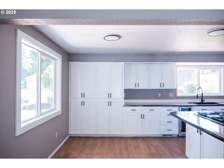 Property Photo:  60 Seagrove Pl  OR 97367